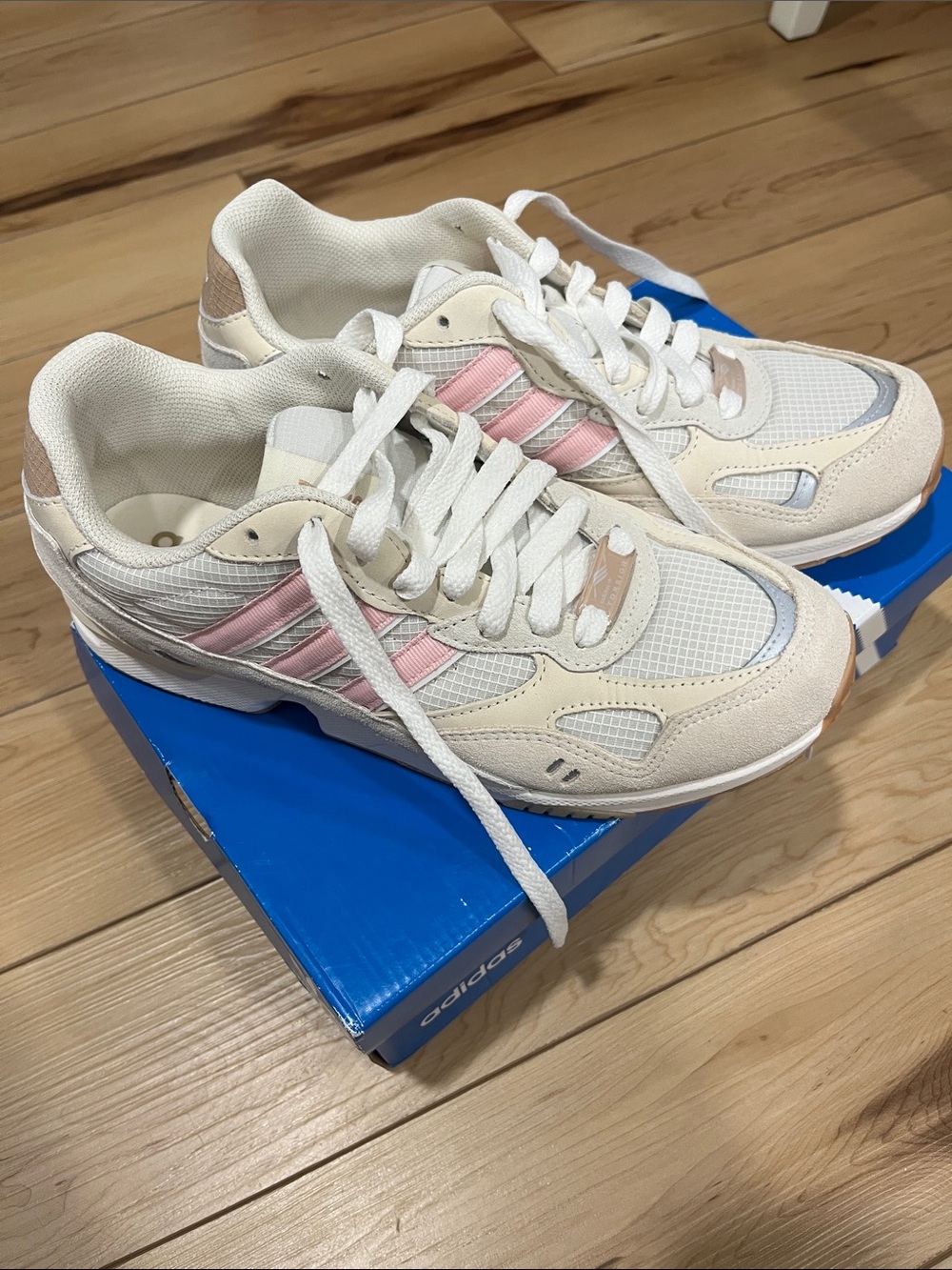 Classic Lightweight adidas Women's Sneakers - White & Pink